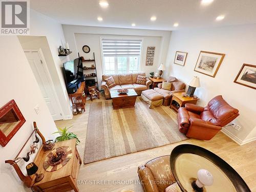 19 Kester Court, East Gwillimbury, ON - Indoor Photo Showing Living Room