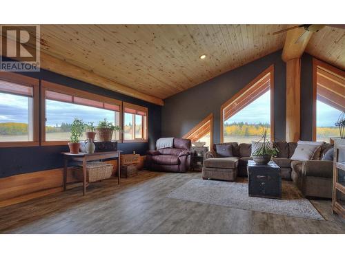 3078 Dog Creek Road, Williams Lake, BC - Indoor Photo Showing Living Room