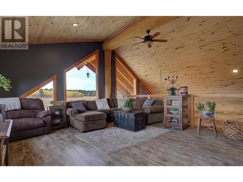 3078 Dog Creek Road, Williams Lake, BC - Indoor Photo Showing Living Room