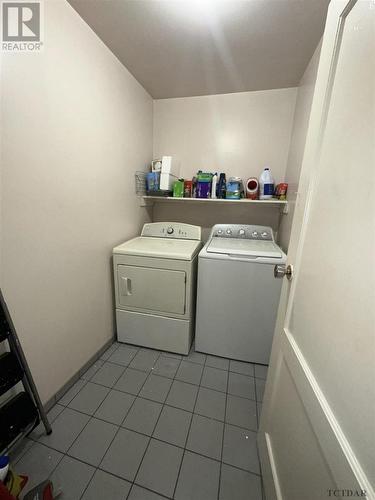 75 10Th St, Earlton, ON - Indoor Photo Showing Laundry Room