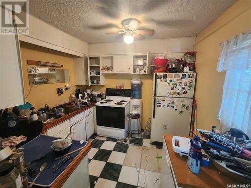 534 Manitoba Street E, Moose Jaw, SK - Indoor Photo Showing Kitchen With Double Sink