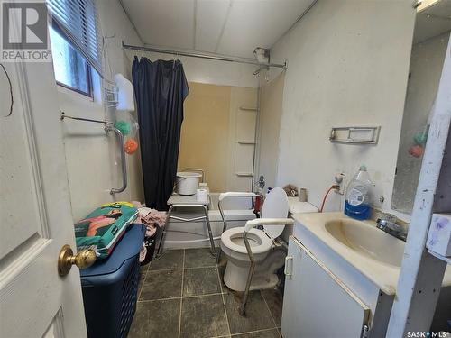 534 Manitoba Street E, Moose Jaw, SK - Indoor Photo Showing Bathroom