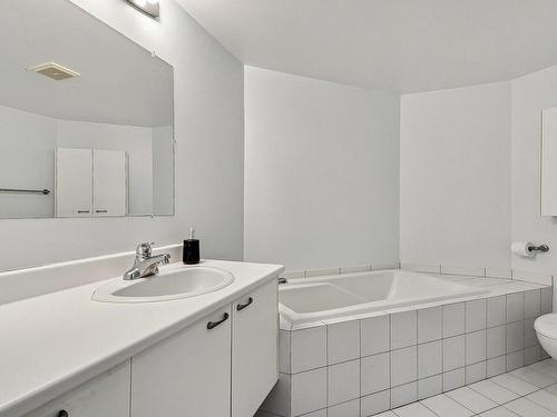 Bathroom - 505-755 Rue De La Noue, Montréal (Verdun/Île-Des-Soeurs), QC - Indoor Photo Showing Bathroom