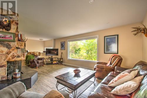 2611 Highway 6, Lumby, BC - Indoor Photo Showing Living Room
