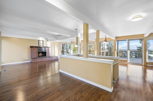 2424 Crawford Street, Creston, BC - Indoor Photo Showing Kitchen