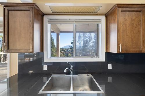 2424 Crawford Street, Creston, BC - Indoor Photo Showing Bathroom