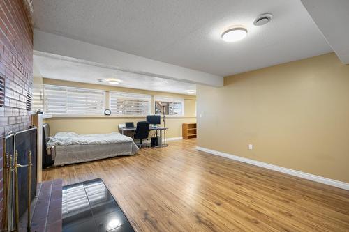 2424 Crawford Street, Creston, BC - Indoor Photo Showing Bedroom