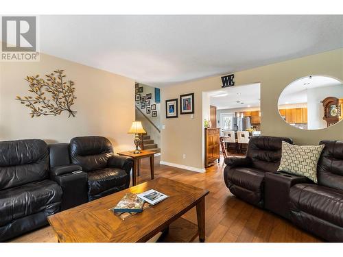 3961 20 Avenue Se, Salmon Arm, BC - Indoor Photo Showing Living Room