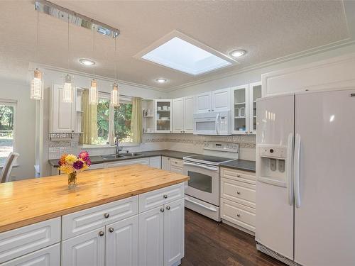 3566 Hidden Oaks Cres, Cobble Hill, BC - Indoor Photo Showing Kitchen With Double Sink