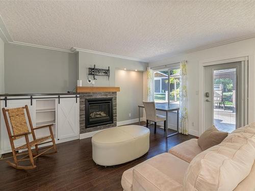3566 Hidden Oaks Cres, Cobble Hill, BC - Indoor Photo Showing Living Room With Fireplace