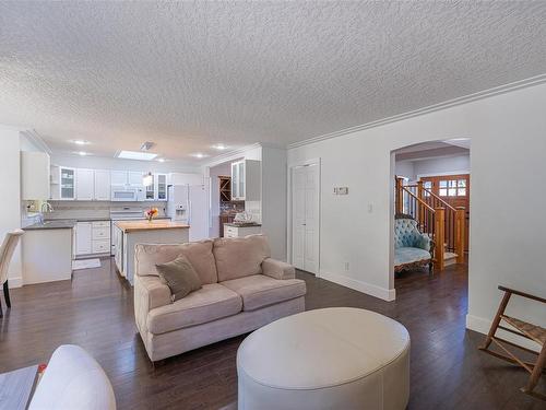 3566 Hidden Oaks Cres, Cobble Hill, BC - Indoor Photo Showing Living Room