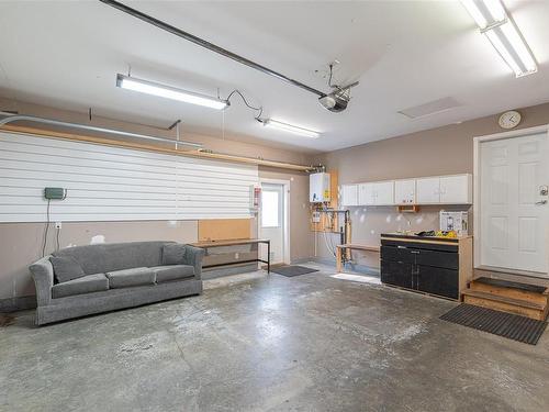 3566 Hidden Oaks Cres, Cobble Hill, BC - Indoor Photo Showing Garage