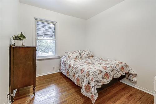 83 Graham Avenue S, Hamilton, ON - Indoor Photo Showing Bedroom