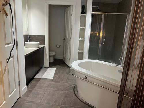 109 - 400 Stemwinder Drive, Kimberley, BC - Indoor Photo Showing Bathroom