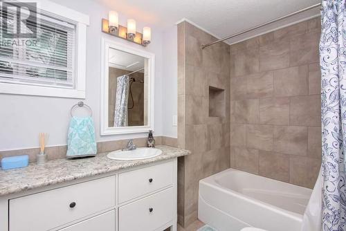 10240 99 Street, Taylor, BC - Indoor Photo Showing Bathroom