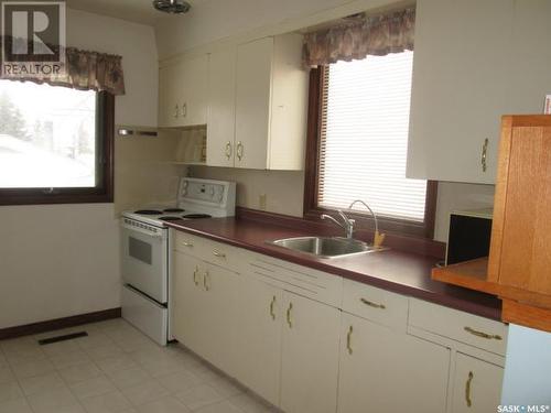 517 3Rd Avenue E, Assiniboia, SK - Indoor Photo Showing Kitchen
