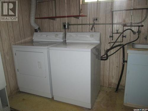 517 3Rd Avenue E, Assiniboia, SK - Indoor Photo Showing Laundry Room