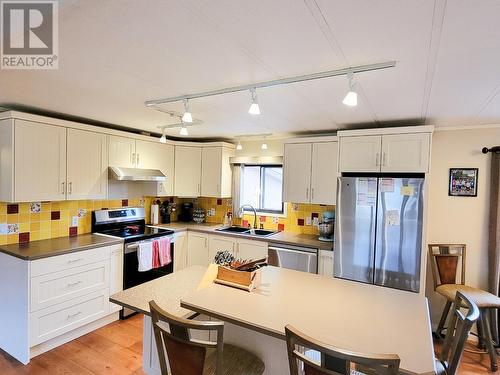516 Linden Avenue, Kaleden, BC - Indoor Photo Showing Kitchen