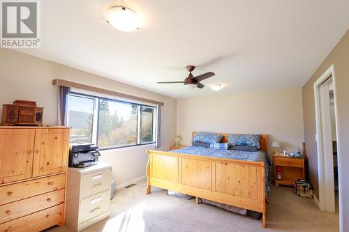 516 Linden Avenue, Kaleden, BC - Indoor Photo Showing Bedroom