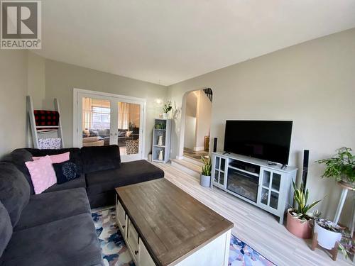 10701 Cyprus Court, Dawson Creek, BC - Indoor Photo Showing Living Room