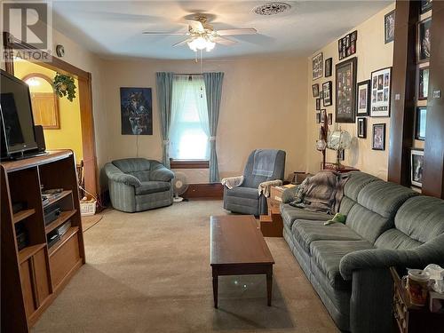 3402 Dukelow Road, Spencerville, ON - Indoor Photo Showing Living Room