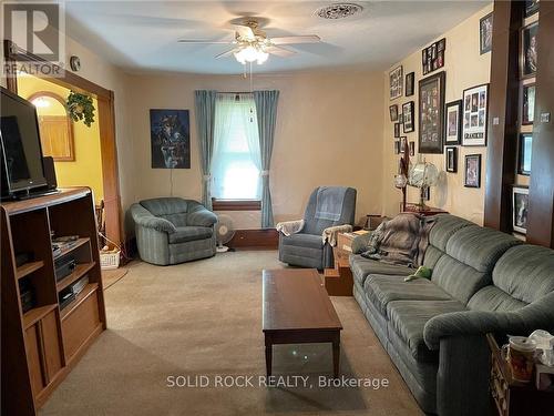 3402 Dukelow Road, Edwardsburgh/Cardinal, ON - Indoor Photo Showing Living Room