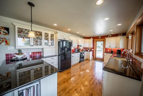 9656 Clearview Road, Cranbrook, BC - Indoor Photo Showing Kitchen