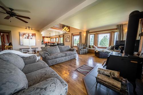 9656 Clearview Road, Cranbrook, BC - Indoor Photo Showing Living Room