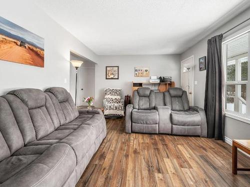 245 Phillips Road, Clearwater, BC - Indoor Photo Showing Living Room
