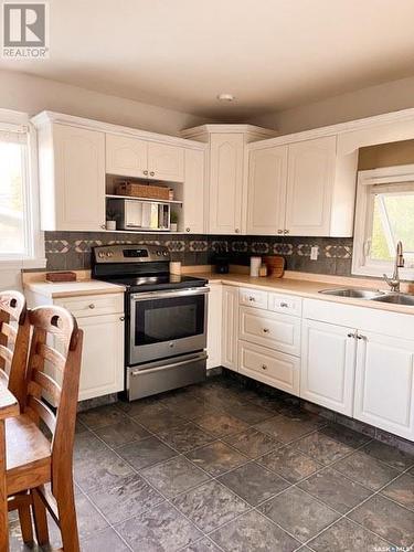 465 7Th Avenue Se, Swift Current, SK - Indoor Photo Showing Kitchen