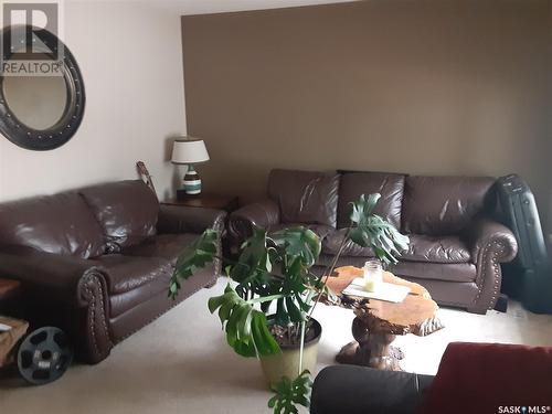 465 7Th Avenue Se, Swift Current, SK - Indoor Photo Showing Living Room