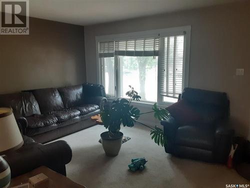 465 7Th Avenue Se, Swift Current, SK - Indoor Photo Showing Living Room
