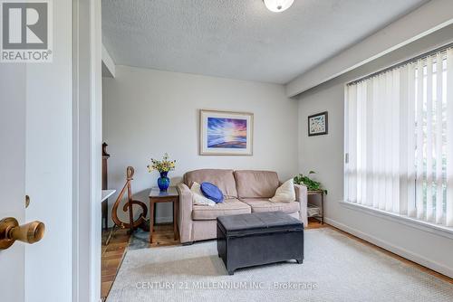 6872 Darcel Ave, Mississauga, ON - Indoor Photo Showing Living Room