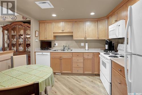 449 3631 Albert Street, Regina, SK - Indoor Photo Showing Kitchen With Double Sink