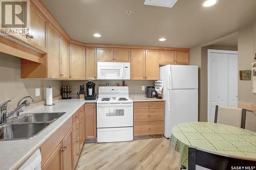 449 3631 Albert Street, Regina, SK - Indoor Photo Showing Kitchen With Double Sink