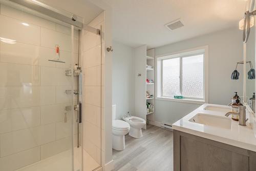 814 13Th Street, Invermere, BC - Indoor Photo Showing Bathroom