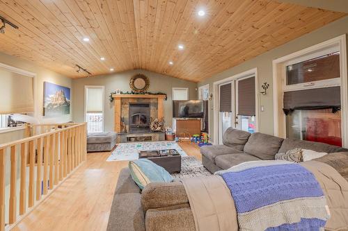 814 13Th Street, Invermere, BC - Indoor Photo Showing Living Room