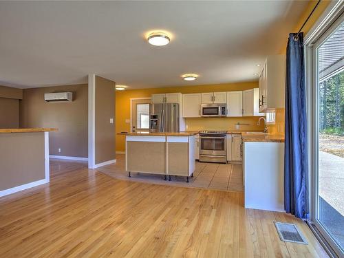 5050 White Rd, Duncan, BC - Indoor Photo Showing Kitchen