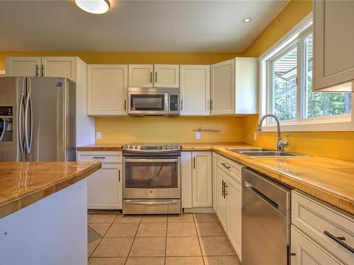 5050 White Rd, Duncan, BC - Indoor Photo Showing Kitchen With Double Sink