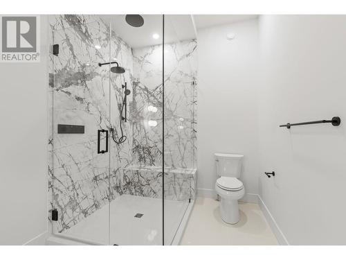 1042 Emslie Street, Kelowna, BC - Indoor Photo Showing Bathroom