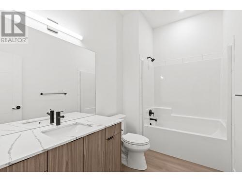 1042 Emslie Street, Kelowna, BC - Indoor Photo Showing Bathroom