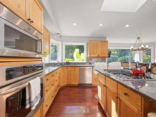 1185 Merecroft Rd, Campbell River, BC - Indoor Photo Showing Kitchen