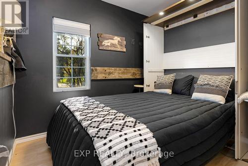 27 Sunnidale Rd S, Wasaga Beach, ON - Indoor Photo Showing Bedroom