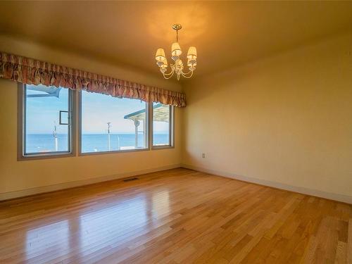 441 Memorial Ave, Qualicum Beach, BC - Indoor Photo Showing Other Room