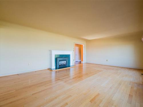 441 Memorial Ave, Qualicum Beach, BC - Indoor Photo Showing Living Room With Fireplace