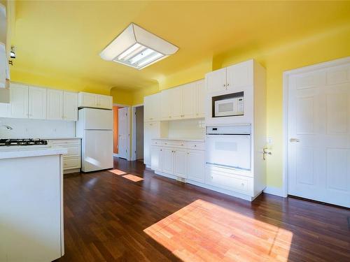 441 Memorial Ave, Qualicum Beach, BC - Indoor Photo Showing Kitchen