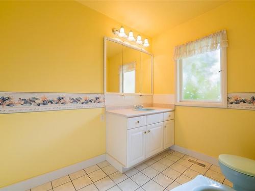 441 Memorial Ave, Qualicum Beach, BC - Indoor Photo Showing Bathroom