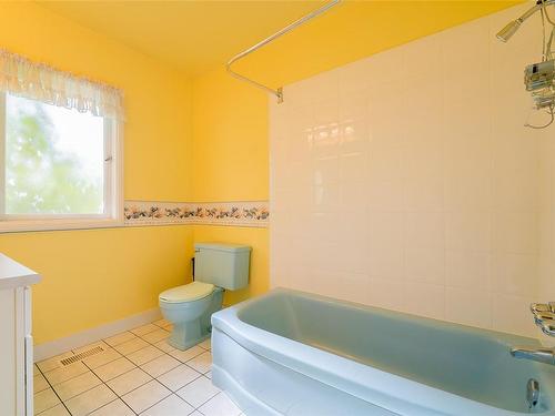 441 Memorial Ave, Qualicum Beach, BC - Indoor Photo Showing Bathroom