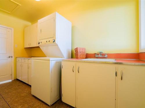 441 Memorial Ave, Qualicum Beach, BC - Indoor Photo Showing Laundry Room