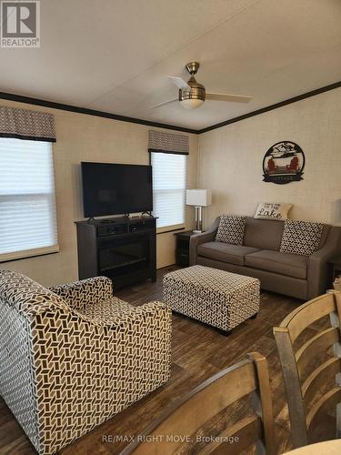 2612 Victoria Rd, Kawartha Lakes, ON - Indoor Photo Showing Living Room